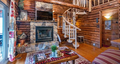 Private Log Cabin in 10 Acre Forest