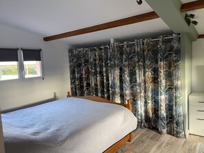 3 slaapkamers, een strijkplank/strijkijzer, reisbedje, gratis wifi