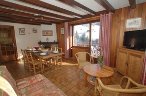 Dining - Wifi, Ground floor, balcony, fireplace or stove, parking, tv, ski locker, 85m², Le Grand Bornand (Le Grand-Bornand)