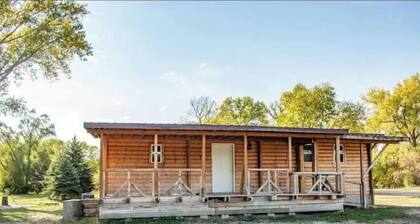 Rustic 2 bedroom Cabin 20 mins from Calamus Res.
