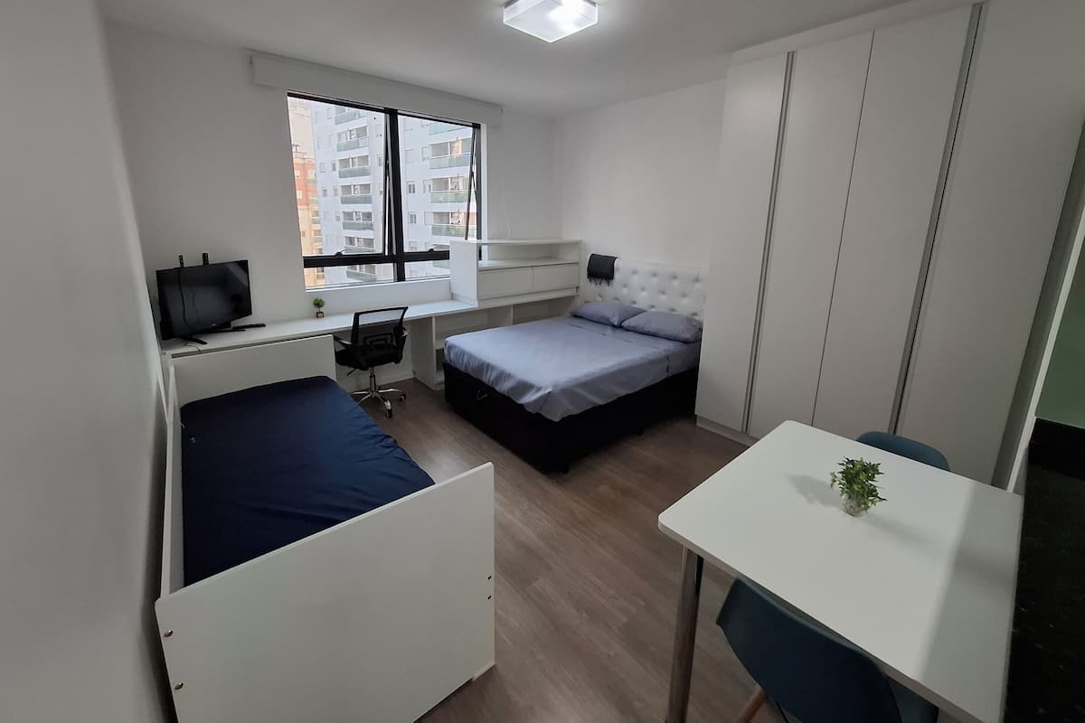 Comfort-Studio | 1 Schlafzimmer, hochwertige Bettwaren, Schreibtisch