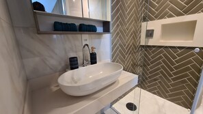 Luxury-Apartment | Badezimmer | Dusche, Regendusche, kostenlose Toilettenartikel, Haartrockner