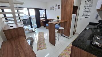 Apartamento premier | Área de estar | TV LED 43 polegadas com canais digitais, TV