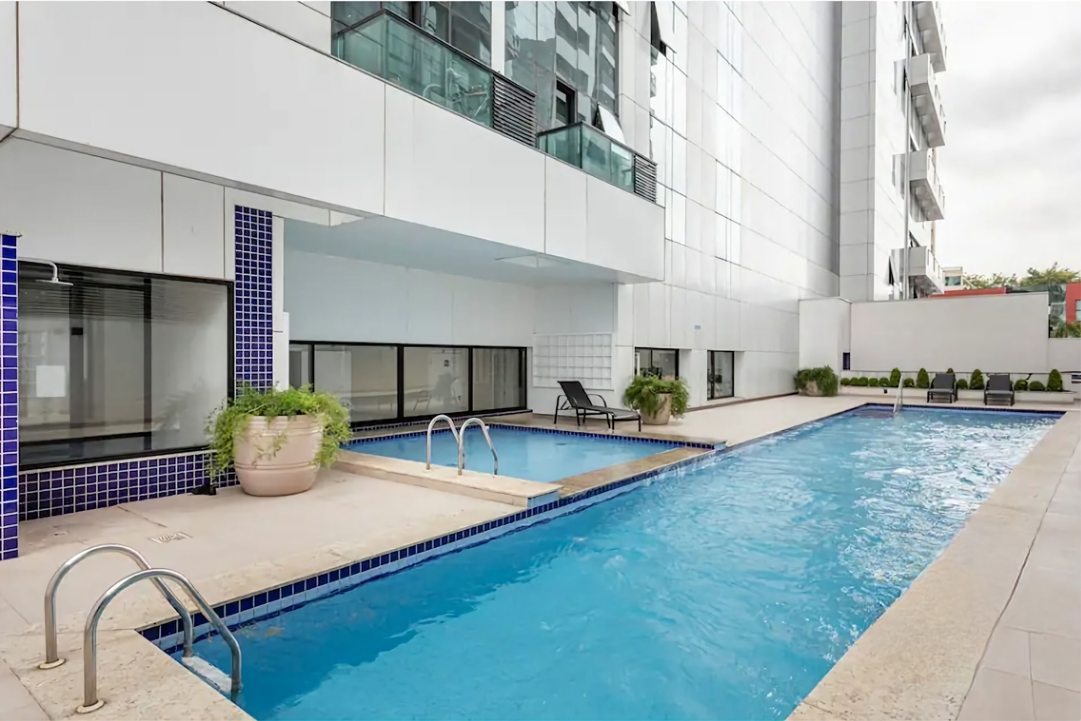 2 座室外游泳池