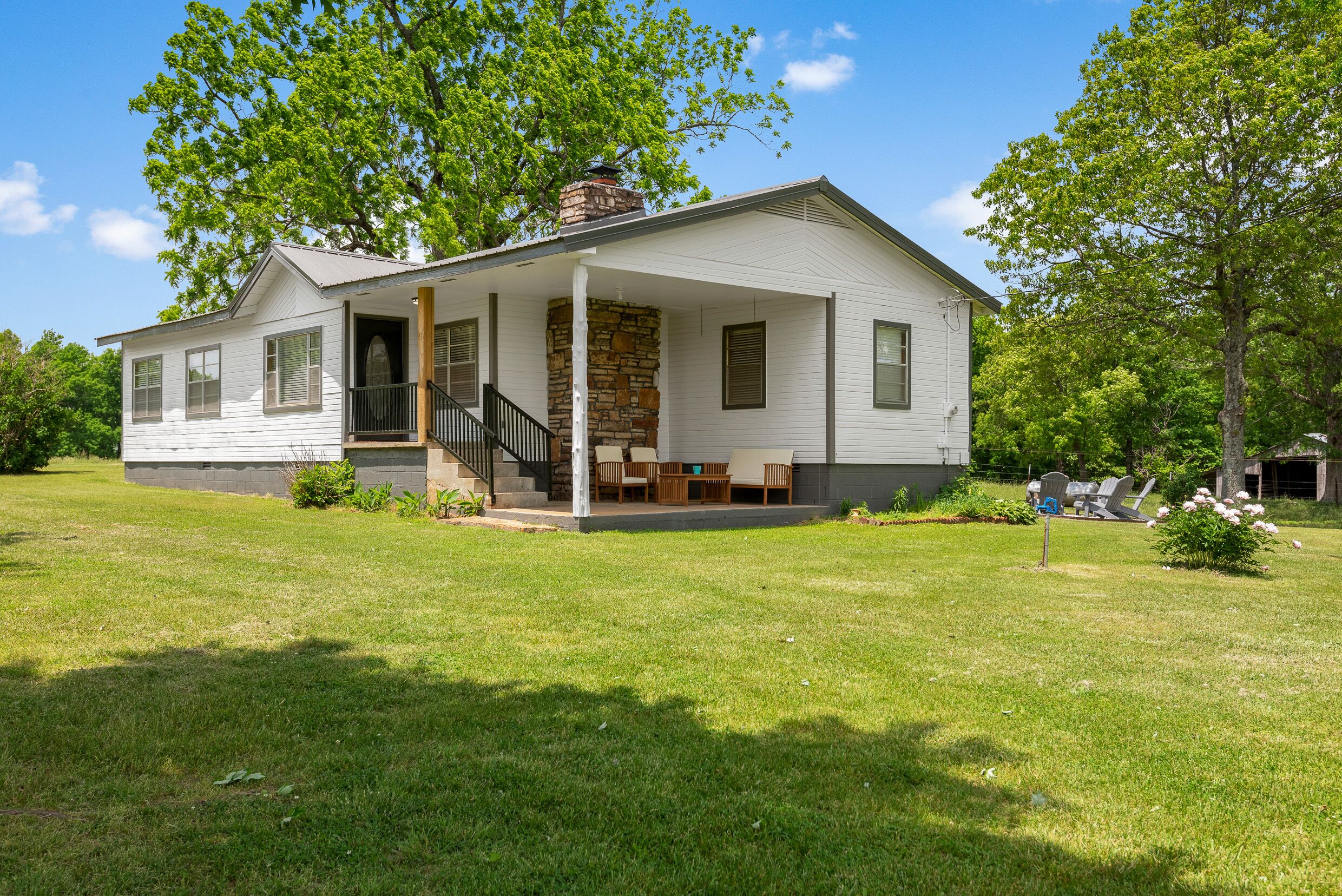Mountaintop Farmhouse near Whitaker Point Trail - Ideal for Family Getaways