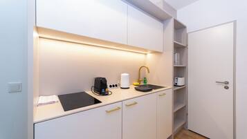 Double Room, Balcony, Garden View | Private kitchen