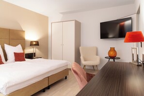 خزنة داخل الغرفة ومكواة/لوح كي وواي فاي مجانًا