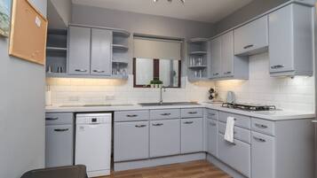 Cottage | Private kitchen | Fridge, dishwasher, electric kettle, toaster