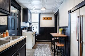 Fridge, microwave, oven, stovetop - Historic Loft - 5 minutes to downtown! (Knoxville)