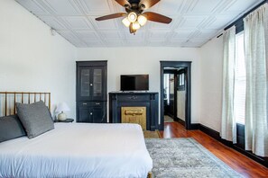 1 bedroom, desk, iron/ironing board, free WiFi - Historic Loft - 5 minutes to downtown! (Knoxville)