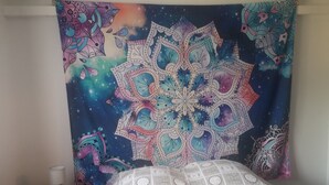 A bedroom with a bed, a bedside table, and a tapestry with a mandala design. - Villa Contemporaine (Lattes)