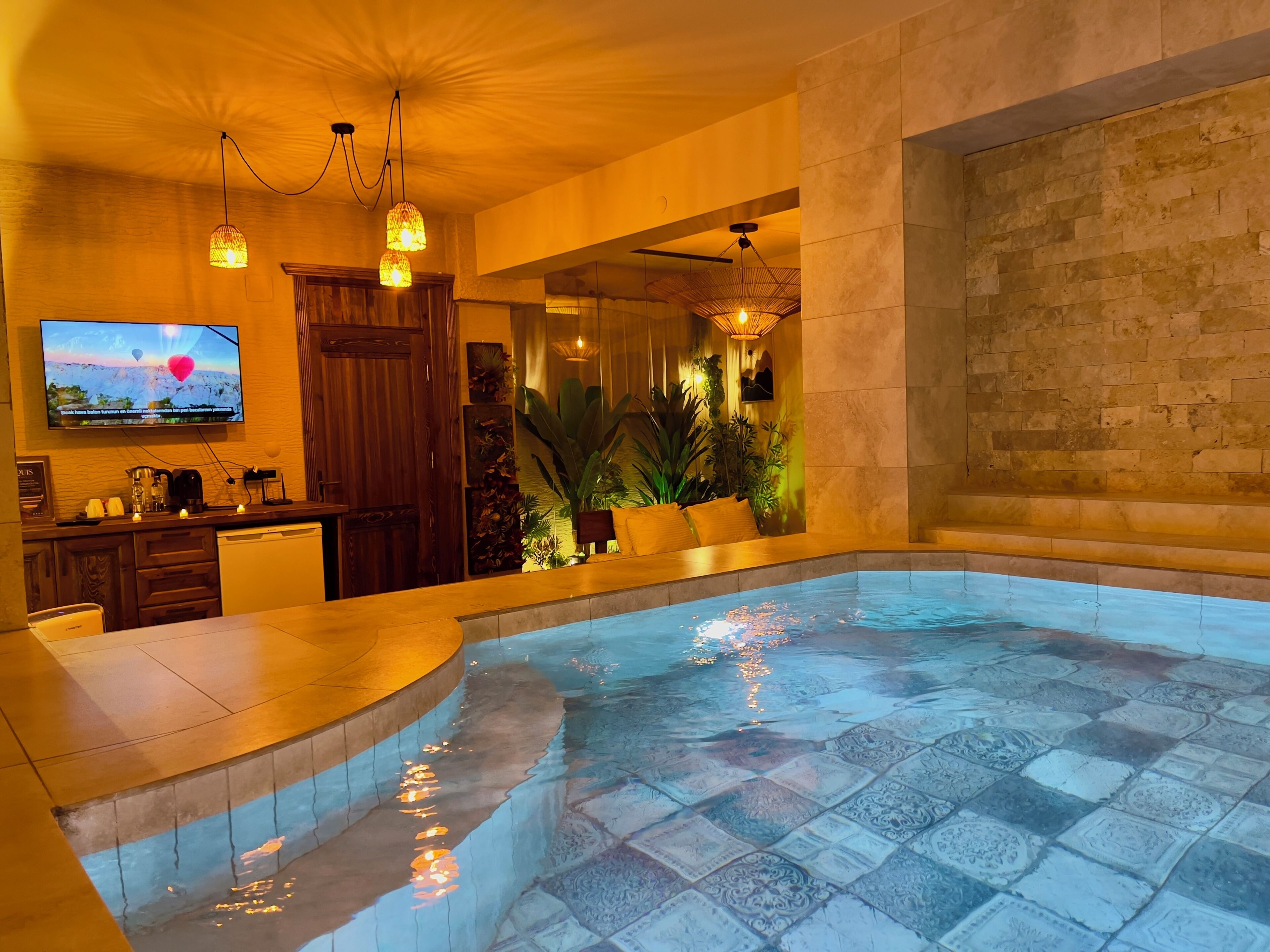 Kamar Royal, kolam renang pribadi | Seprai Frette Italia, seprai premium, dan selimut bulu angsa