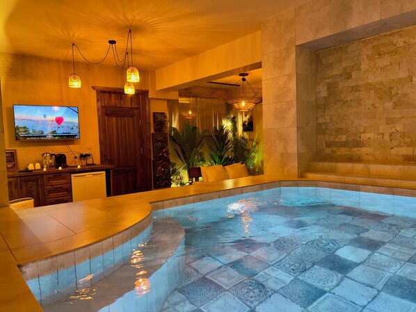 皇家客房, 私人游泳池 | 意大利 Frette 床单、高档床上用品、羽绒被、Select Comfort 床