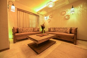 Deluxe Suite | Living area | 43-inch Smart TV with digital channels, TV, Netflix - Louis Cappadocia (Nevsehir)