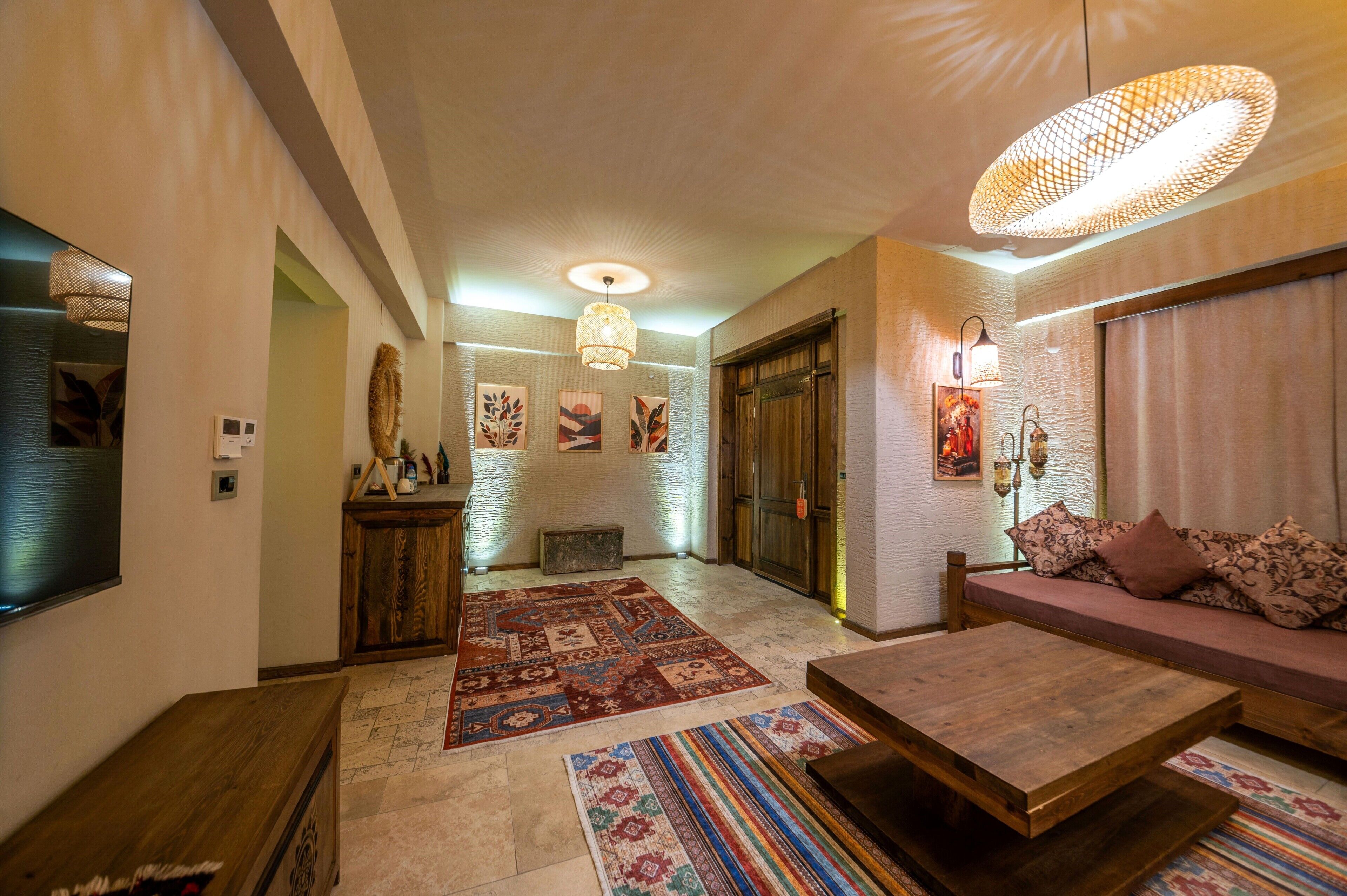 Una sala de estar moderna con un sofá, una mesa de centro y un televisor.