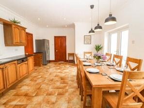 Kylskåp, diskmaskin, vattenkokare och brödrost