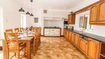 Geladeira, lava-louças, chaleira elétrica, torradeira