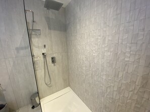 Bathroom - Stunning Cliff Edge Apartment in Newquay (Newquay)