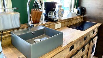 Een koelkast, een microgolfoven, een oven, een kookplaat