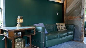 Smart-TV, Kamin, Bücher