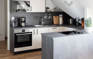 Fridge, microwave, oven, stovetop - Central and modern apartment near the Neuseenland and the city of Leipzig (Markkleeberg)