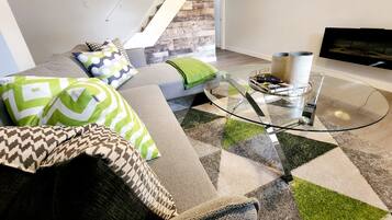 Smart TV, lareira, livros