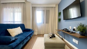 Estúdio premium | Área de estar | TV de tela plana