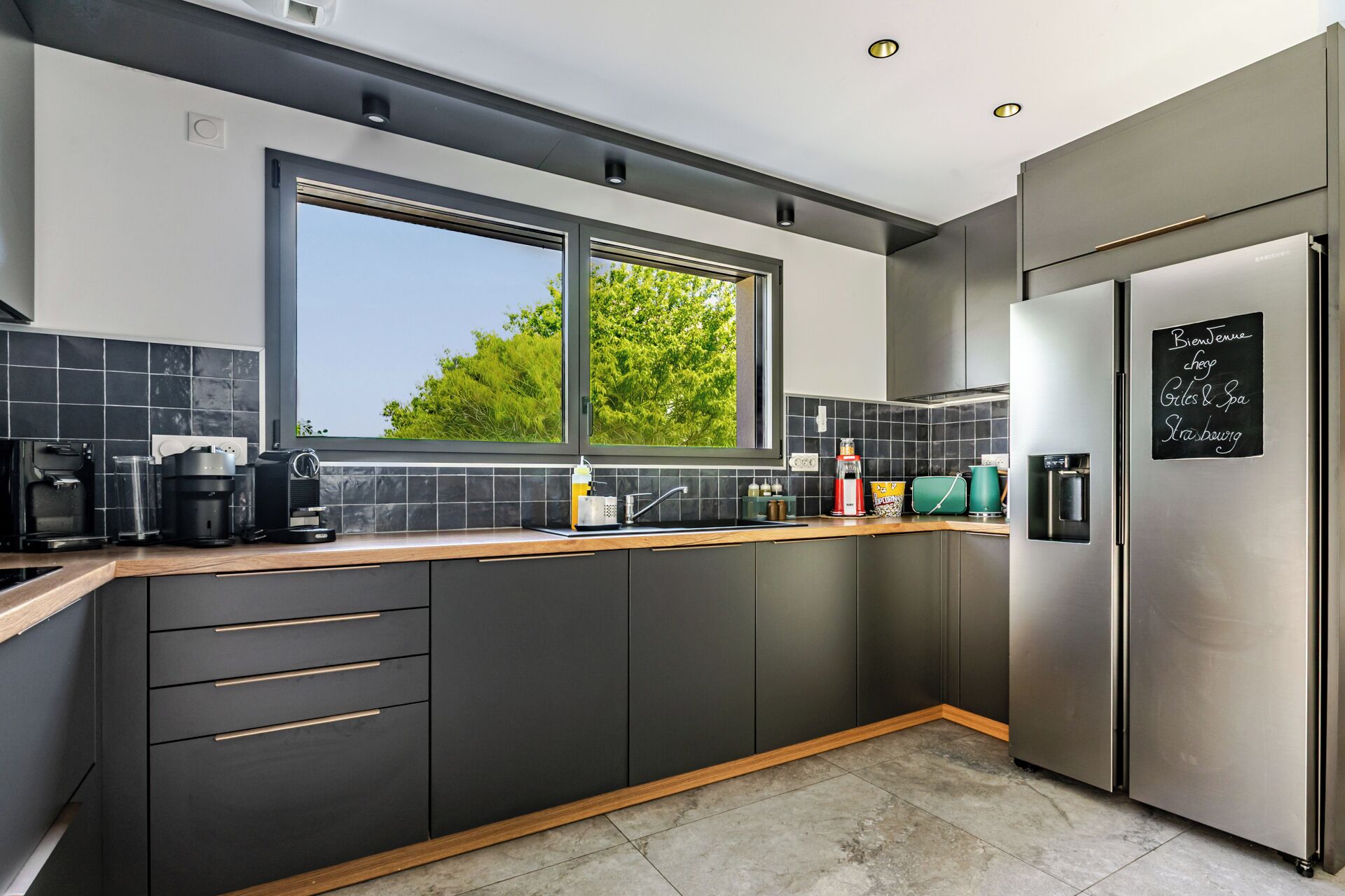 Coffee/tea maker, fridge, microwave, oven