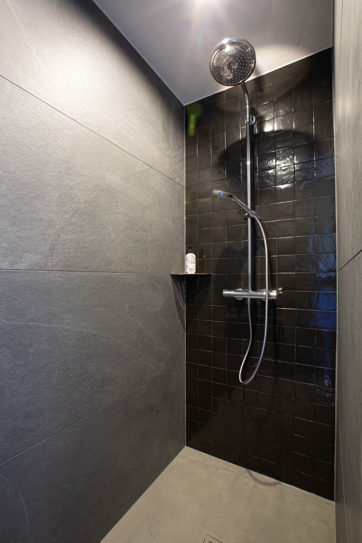 Baignoire, sèche-cheveux, serviettes fournies