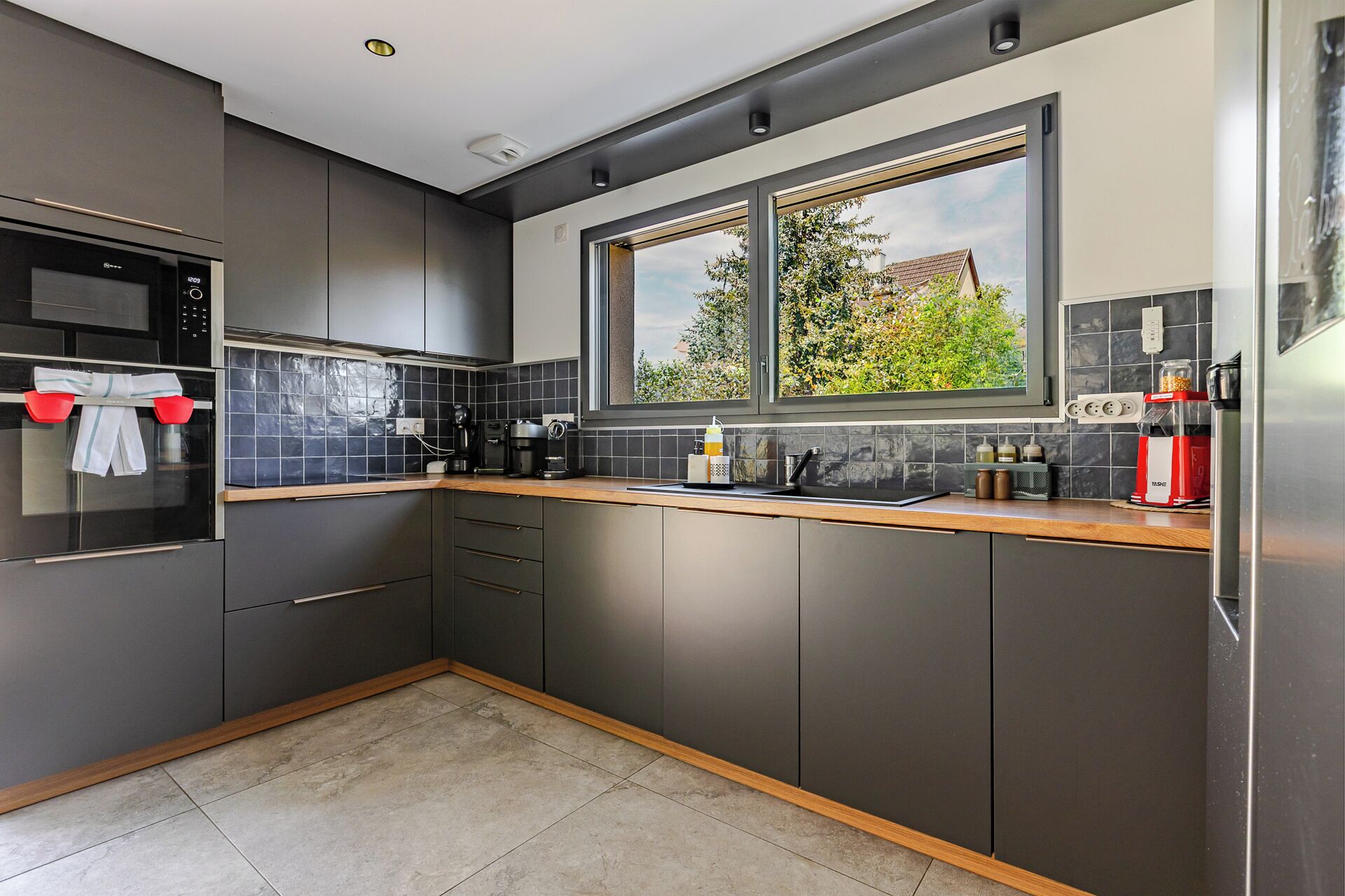 Coffee/tea maker, fridge, microwave, oven