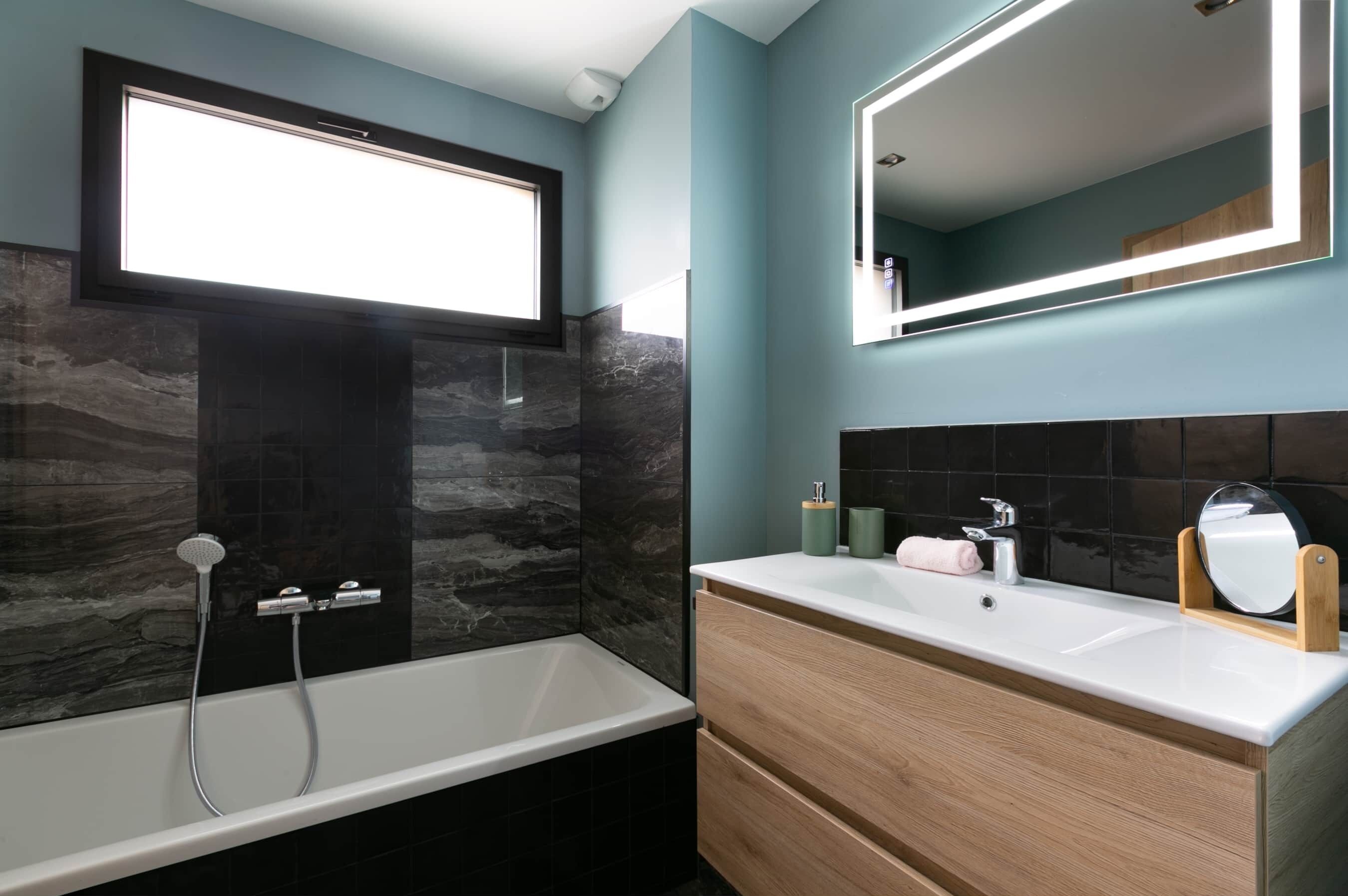 Badewanne, Haartrockner, Handtücher