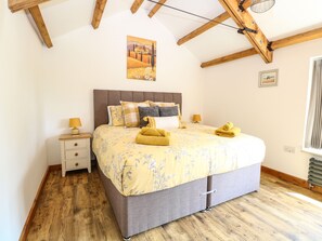 2 quartos, individualmente decorados, individualmente mobiliados