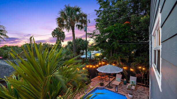 Outdoor pool, a heated pool - Tropical Relaxation In The Downtown Arts District🏳️‍🌈 (West Palm Beach)