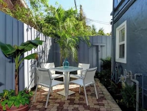 Outdoor dining - Tropical Relaxation In The Downtown Arts District🏳️‍🌈 (West Palm Beach)