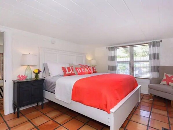 1 chambre, fer et planche à repasser, lit de bébé portatif