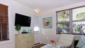 Smart TV, books - Tropical Relaxation In The Downtown Arts District🏳️‍🌈 (West Palm Beach)