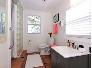 Dusche, Haartrockner, Handtücher, Seife