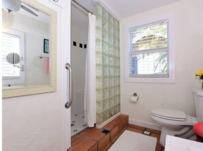 Een douche, een haardroger, handdoeken, zeep