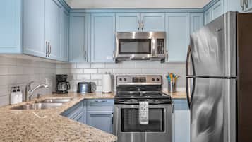 Refrigerador, microondas, horno y parrilla de estufa