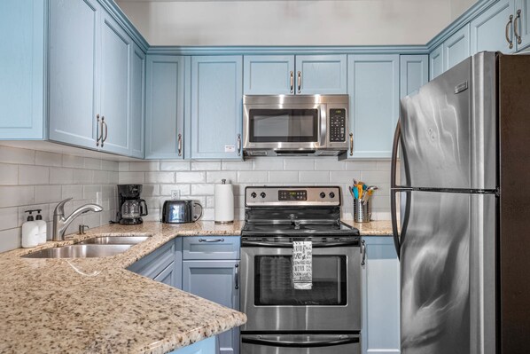 ثلاجة، ميكروويف، فرن، موقد طهي مسطح