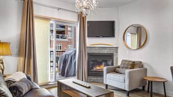 Smart TV, fireplace, offices