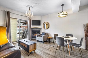 Smart TV, chimenea y oficina