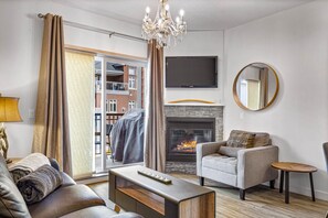 Smart TV, chimenea y oficina