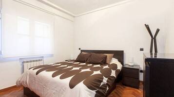 1 slaapkamer, een bureau, een strijkplank/strijkijzer, reisbedje