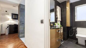 Een douche, een haardroger, handdoeken, zeep