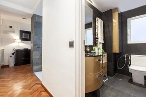 Een douche, een haardroger, handdoeken, zeep