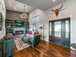Smart TV, fireplace, books, music library - PRIVATE HILL COUNTRY RETREAT, HOT TUB, VALLEY+SUNSET VIEWS, 20 TO FREDERICKSBURG (Comfort)