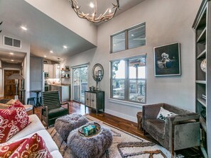 Smart TV, fireplace, books, music library - PRIVATE HILL COUNTRY RETREAT, HOT TUB, VALLEY+SUNSET VIEWS, 20 TO FREDERICKSBURG (Comfort)