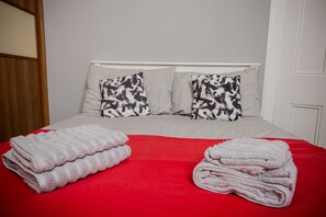 Departamento, baño privado, vista al jardín | Interior