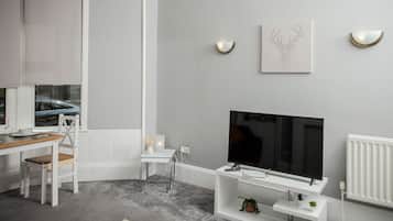 Apartment, Private Bathroom, Garden View | Interior